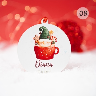 Etiqueta de Natal com duende em chávena vermelha e texto Diana FELIZ NATAL