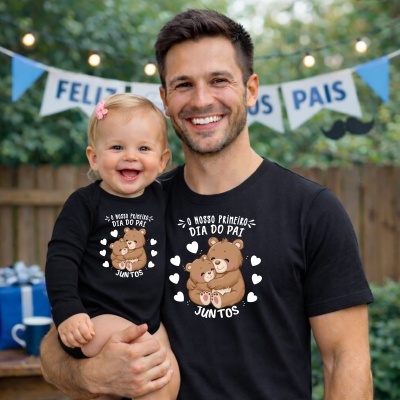 Pai e bebé com camisolas pretas com estampado de ursinhos e texto O NOSSO PRIMEIRO DIA DO PAI JUNTOS em ambiente de festa exterior