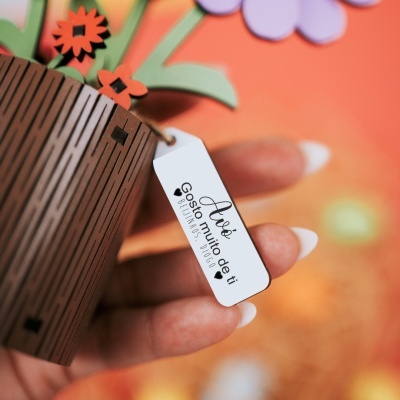 Mini ramo de flores coloridas com etiqueta branca e mensagem para avó