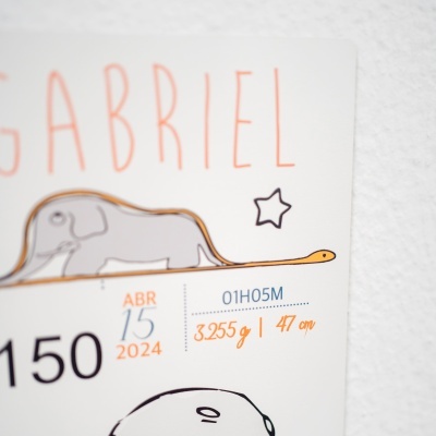 Cartaz com o nome GABRIEL, desenho de elefante e serpente e texto com números