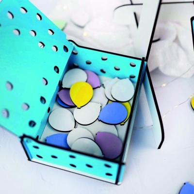 Caixa azul clara com confetti colorido em formato de balões