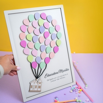 Quadro decorativo com balões de madeira coloridos e texto de agradecimento para educadora