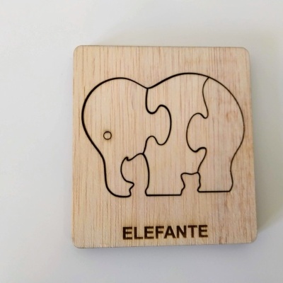Puzzle de madeira com desenho de elefante e palavra ELEFANTE