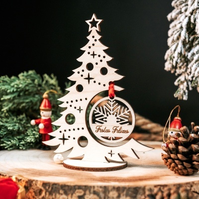 Decoração de Natal de madeira em forma de árvore com ornamento pendurado e base de madeira