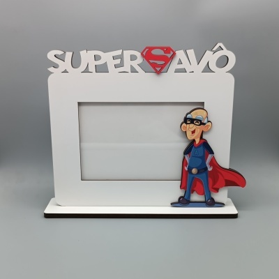 Moldura branca com texto recortado e figura de avô vestido de super-herói