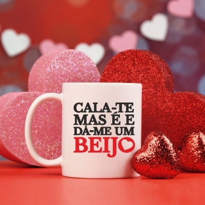 Caneca branca com texto e corações decorativos vermelhos e cor-de-rosa brilhantes