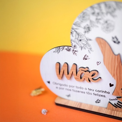 Placa decorativa com texto para mãe e padrão de flores em fundo amarelo e base castanha