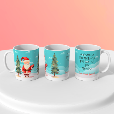 Canecas de cerâmica azuis com decoração de Natal e texto em português sobre superfície branca com fundo rosa.