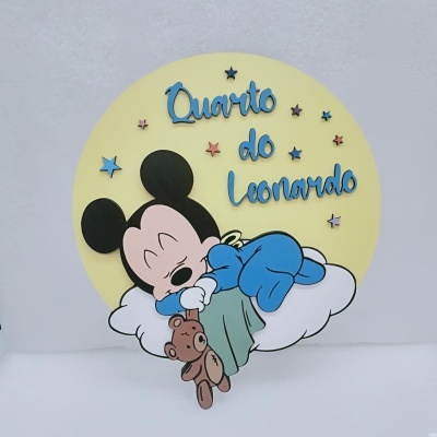 Placa decorativa amarelo com texto e bebê Mickey Mouse a dormir