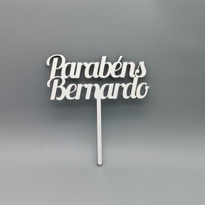 Topo de bolo branco com texto Parabéns Bernardo