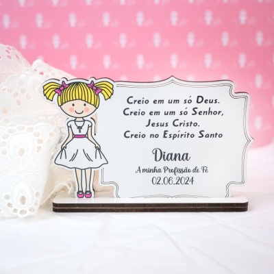 Pin de madeira com figura desenhada de menina e texto religioso em português com nome Diana e data 02.06.2024