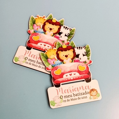 Convite de batizado com desenhos de leão, girafa e zebra em carro cor-de-rosa