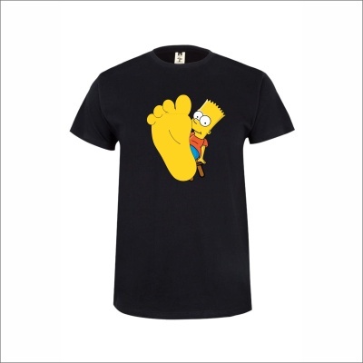 T-shirt preta com Bart Simpson e um pé amarelo grande estampados