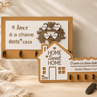 Dois porta-chaves decorativos em madeira com texto em português
