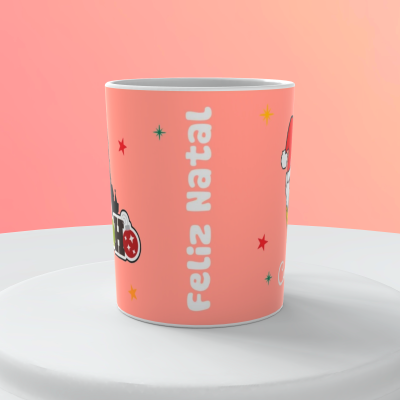 Caneca cor de salmão decorada com estrelas coloridas e texto Feliz Natal