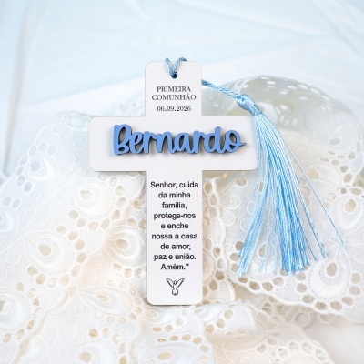 Cruz de madeira branca com nome Bernardo em letras azuis e tassel azul