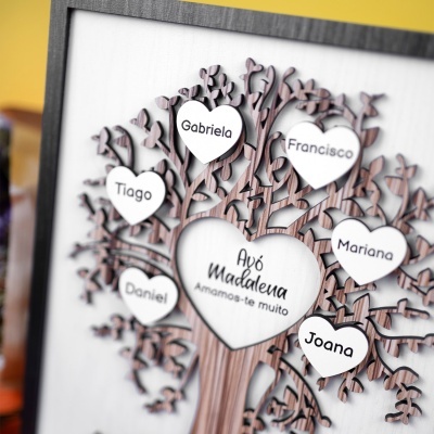Quadro decorativo com árvore de madeira e corações com nomes
