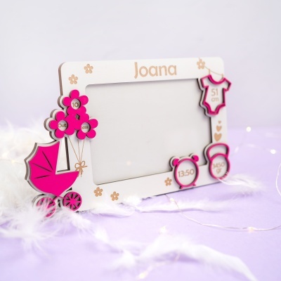 Moldura branca decorativa personalizada para foto de bebé com elementos cor-de-rosa e texto gravado.