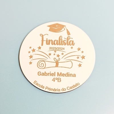 Placa redonda gravada a laser para finalista escolar em madeira clara sobre fundo azul