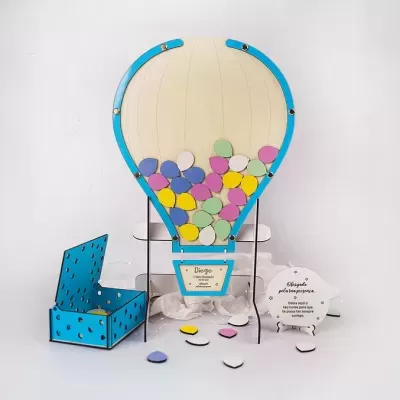 Decoração balão com peças coloridas e caixa azul