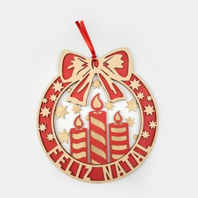 Adorno de Natal de madeira com velas, estrelas e laço vermelho
