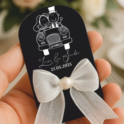 Cartão preto com desenho de casal num carro, texto de casamento e laço branco