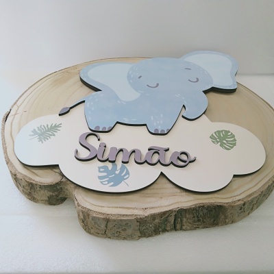 Placa decorativa infantil em madeira com elefante azul e nome Simão