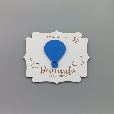 Convite ou placa decorativa para batizado com balão azul e texto Bernardo 26-03-2023