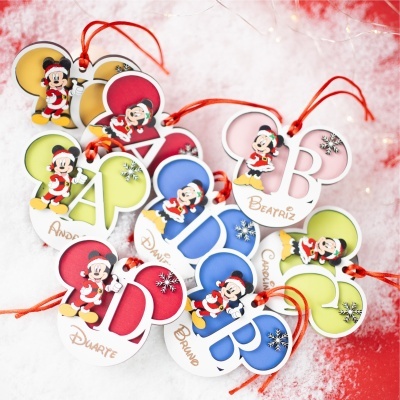 enfeites de Natal Disney com letras personalizadas e personagens em trajes natalinos