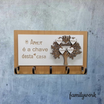 Porta-chaves de madeira com placa branca decorativa, frase e árvore em madeira com corações e nomes