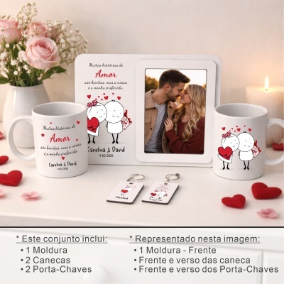 Conjunto para casal com moldura branca, canecas, porta-chaves, flores e vela acesa.