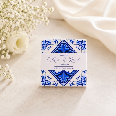 Convite de casamento com padrão azul decorativo e texto impresso
