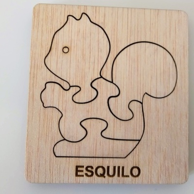 Quebra-cabeça de madeira com figura de esquilo e palavra ESQUILO