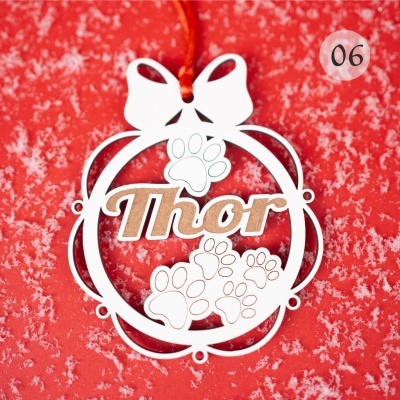 Enfeite branco de madeira com texto Thor e cordão vermelho sobre fundo vermelho com textura de neve