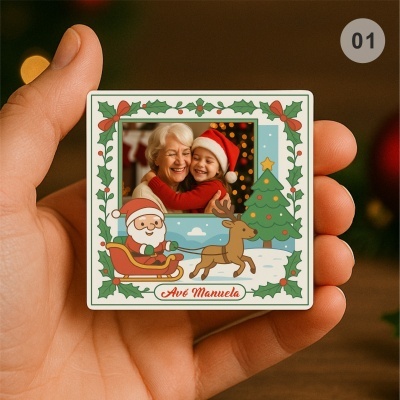Cartão de Natal decorado com fotografia de avó e criança, e ilustrações festivas