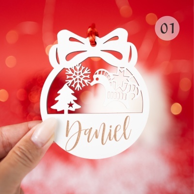 Ornamento natalício branco em madeira com laço e nome Daniel
