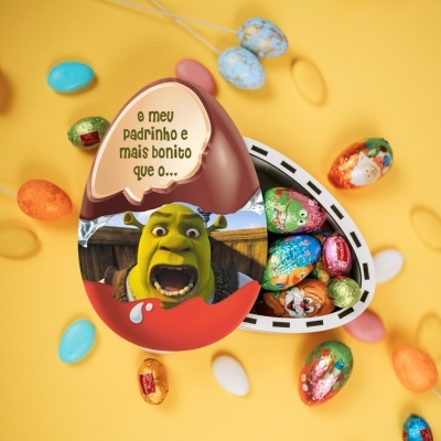 Ovo de Páscoa do Shrek com chocolates coloridos