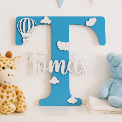 Letra decorativa azul com nome Tomás e peluches numa prateleira