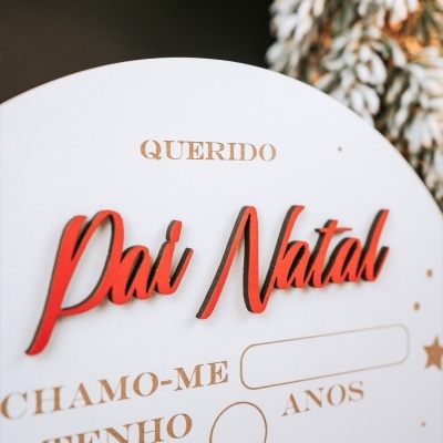 Placa decorativa de Natal redonda com texto QUERIDO Pai Natal e espaços para nome e idade.