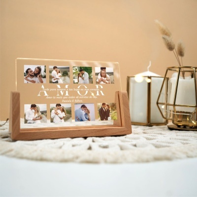 Porta-fotos acrílico com suporte madeira e fotos de casal com texto AMOR, decorado com velas