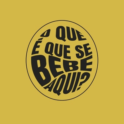 Texto preto distorcido dentro de um círculo amarelo com fundo amarelo