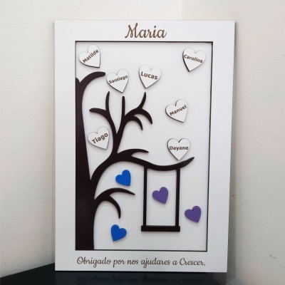 Quadro decorativo com árvore preta e corações com nomes em moldura branca