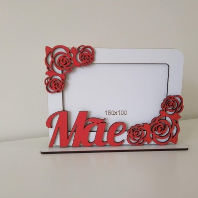 Moldura branca com decoração rosa e palavra Mãe em madeira