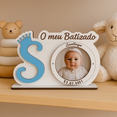 Moldura de batizado branca e azul com foto de bebé e brinquedos de madeira no fundo
