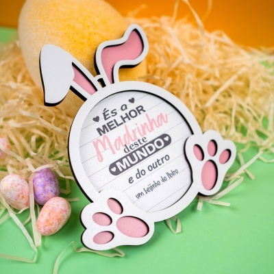 Placa decorativa branca com texto para madrinha e detalhes de coelho em rosa
