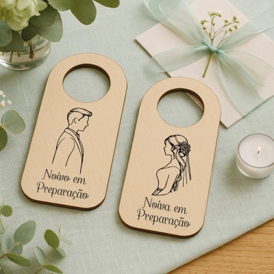 Placas de madeira com ilustrações de noivo e noiva e texto em português
