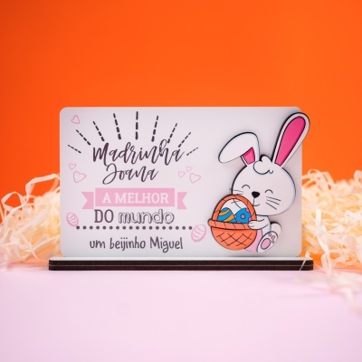 Placa decorativa com texto para madrinha e ilustração de coelho com cesta de ovos
