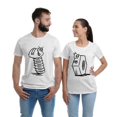 Modelo masculino e feminino com camisolas brancas com desenhos animados a preto de parafuso e porca, respetivamente, e jeans azuis claros.