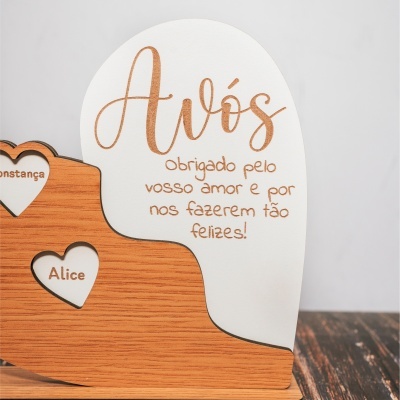 Placa decorativa em madeira e branco com textos e corações recortados