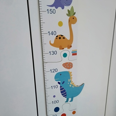 Régua de crescimento infantil com dinossauros coloridos